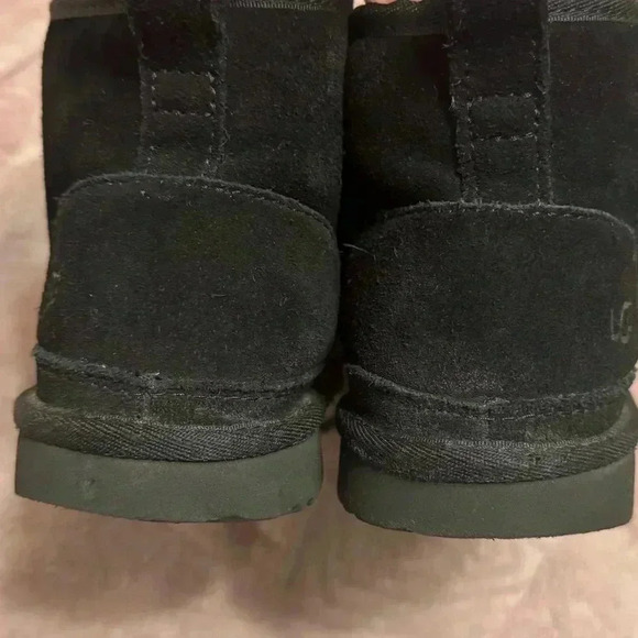 UGG Kid’s Neumel Chopd Classic Lace Up Suede Boot in Black - Big Kids 4 - Picture 13 of 16